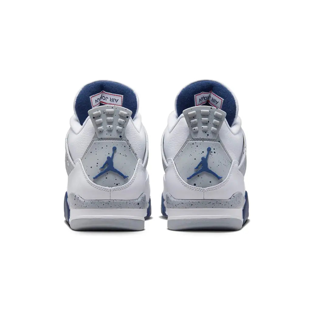 Air Jordan 4 Midnight Navy.