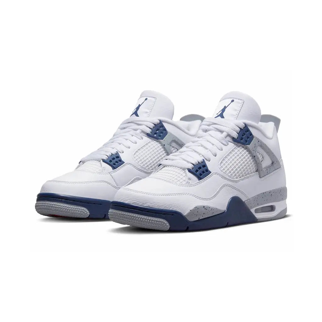Air Jordan 4 Midnight Navy.